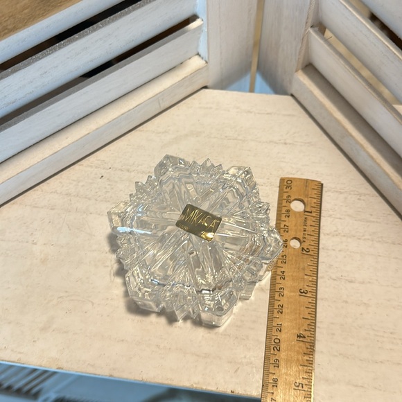 Mikasa Nature's Song snowflake covered glass box - Picture 4 of 5